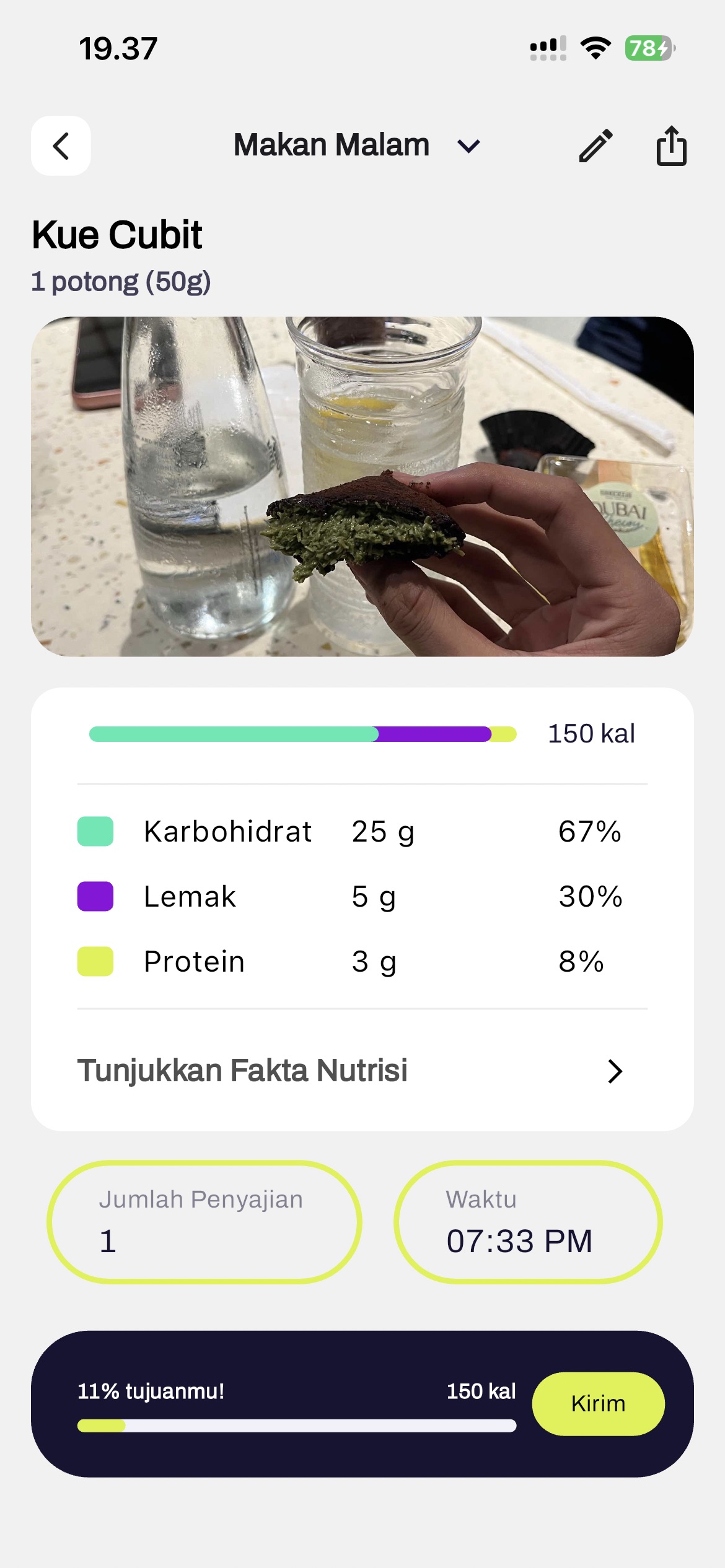 Nutrico+ app screen showing a logged 'Kue Cubit' dinner — a photo of the meal with a 150 kcal macro breakdown: 25 g carbs, 5 g fat, and 3 g protein.